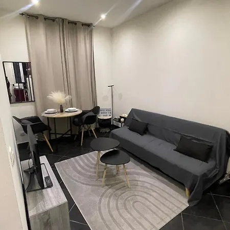 2 Pieces Proche Paris דירה *